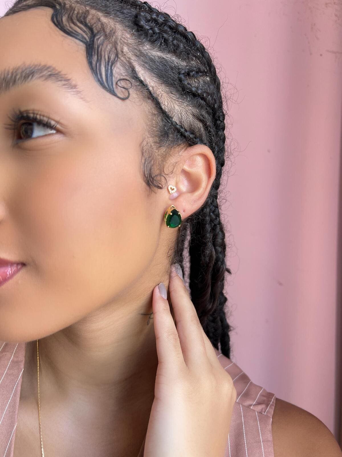 Conjunto Gravatinha Cristal Verde Esmeralda Dourado 3 Brilho Na Pele Acessórios Conjunto Gravatinha Cristal Verde Esmeralda Dourado - Imagem 3