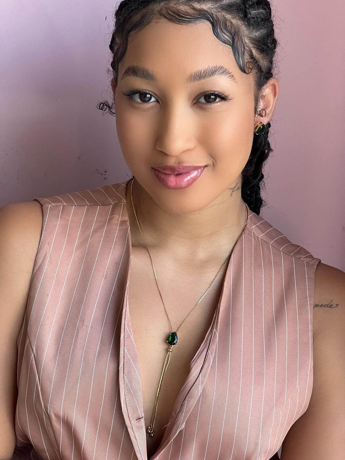 Conjunto Gravatinha Cristal Verde Esmeralda Dourado 1 Brilho Na Pele Acessórios Conjunto Gravatinha Cristal Verde Esmeralda Dourado