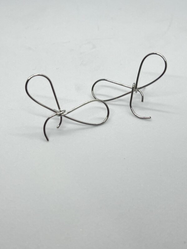 Brinco Laço Fio Níquel