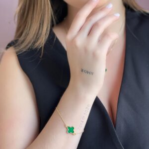 Pulseira Inspiração Trevo Verde Brilhoso Resinado Dourado