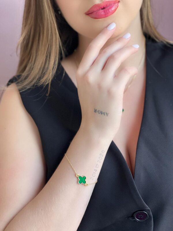 Pulseira Inspiração Trevo Verde Brilhoso Resinado Dourado