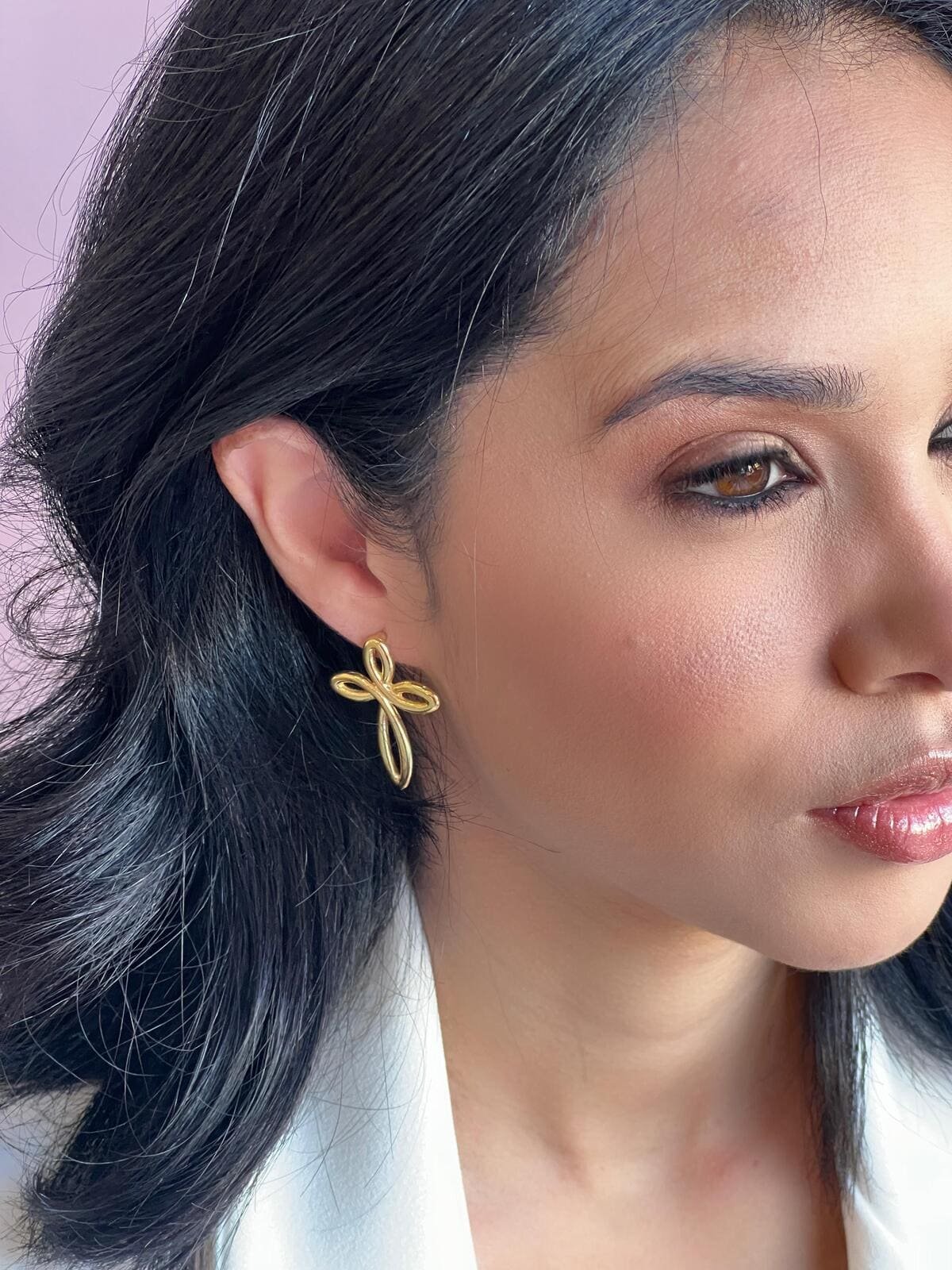 Brinco Cruz Dourado 2 Brilho Na Pele Acessórios Brinco Cruz Dourado - Imagem 2