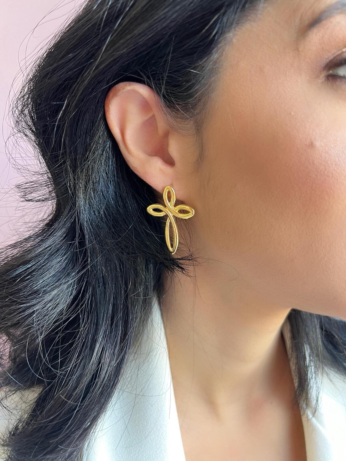 Brinco Cruz Dourado 3 Brilho Na Pele Acessórios Brinco Cruz Dourado - Imagem 3