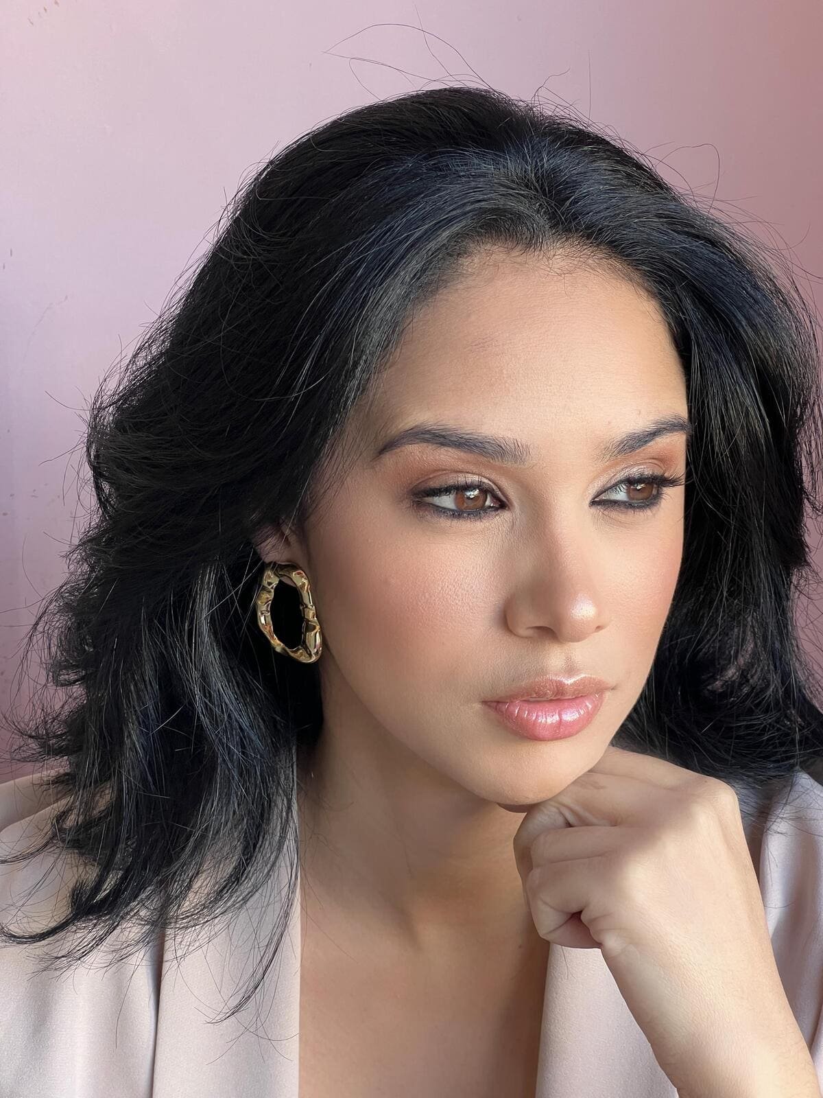 Brinco Orgânico Premium Dourado 2 Brilho Na Pele Acessórios Brinco Orgânico Premium Dourado - Imagem 2