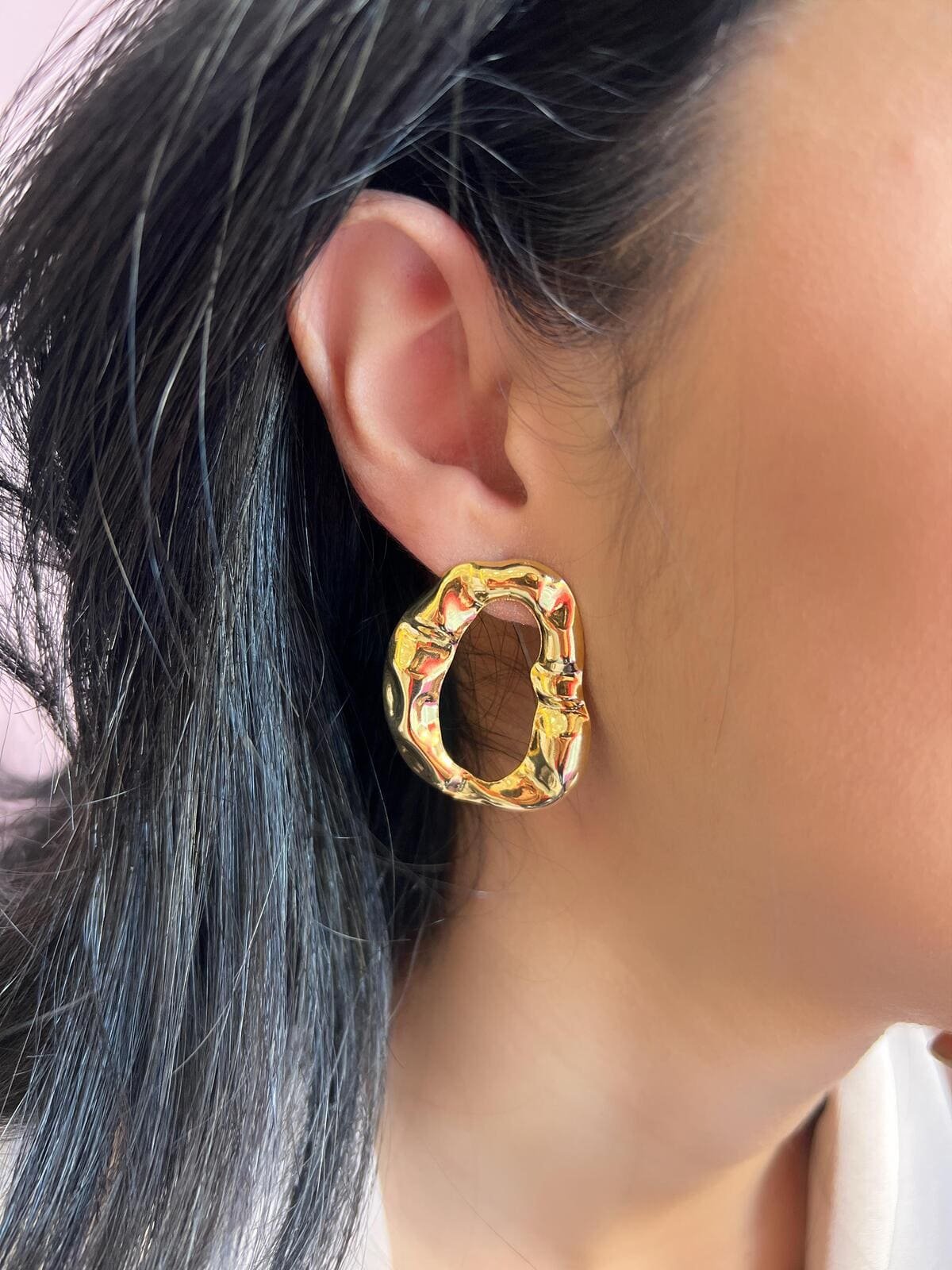 Brinco Orgânico Premium Dourado 3 Brilho Na Pele Acessórios Brinco Orgânico Premium Dourado - Imagem 3