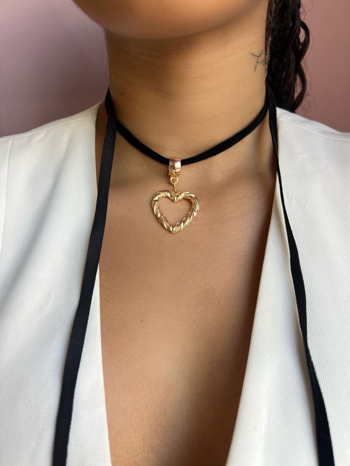 Colar Cordão Veludo Coração Dourado 3 Brilho Na Pele Acessórios Colar Cordão Veludo Coração Dourado - Imagem 3