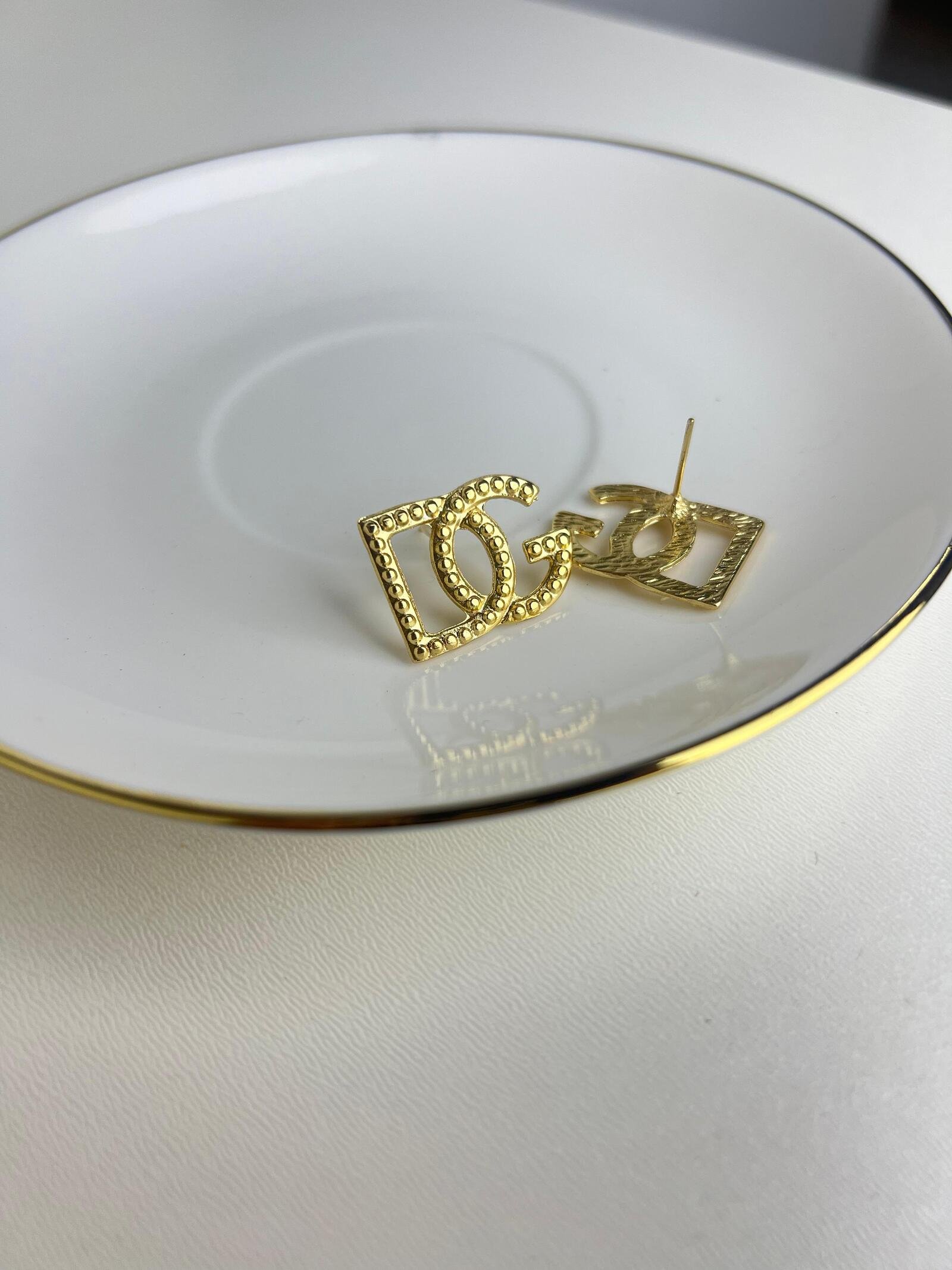 Brinco Inspiração Dolce Gabbana Dourado 2 Brilho Na Pele Acessórios Brinco Inspiração Dolce Gabbana Dourado - Imagem 2