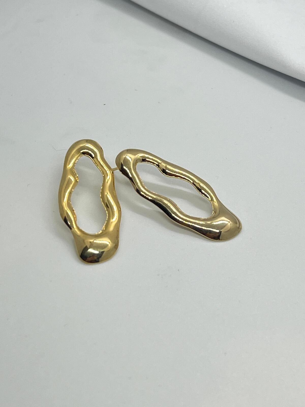 Brinco Oval Organico Dourado 3 Brilho Na Pele Acessórios Brinco Oval Organico Dourado - Imagem 3