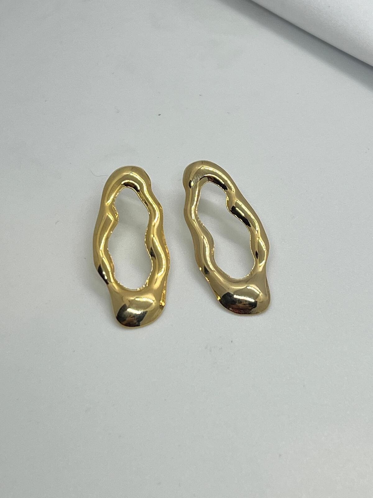 Brinco Oval Organico Dourado 4 Brilho Na Pele Acessórios Brinco Oval Organico Dourado - Imagem 4