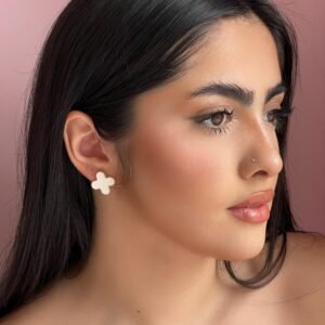 Brinco Botão Inspiração Trevo Branco Esmaltado Dourado