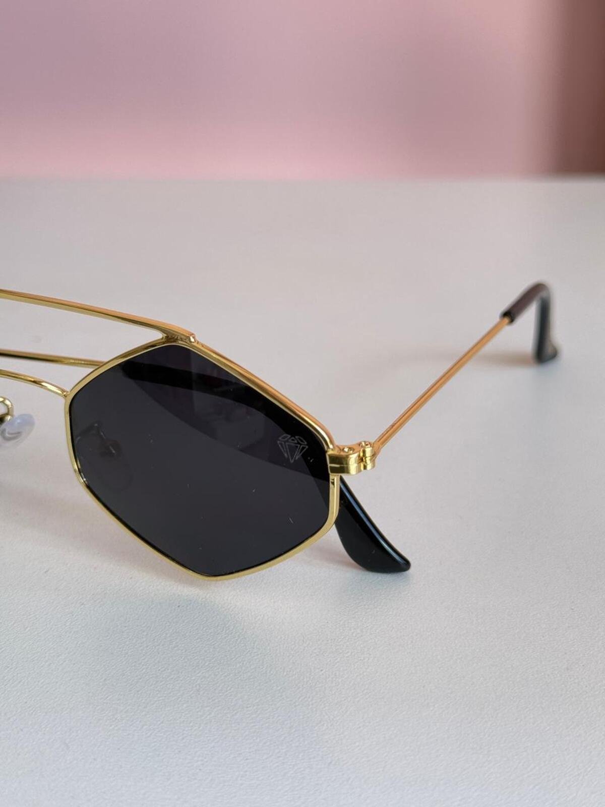 Óculos De Sol Geométrico Dourado 3 Brilho Na Pele Acessórios Óculos De Sol Geométrico Dourado - Imagem 3