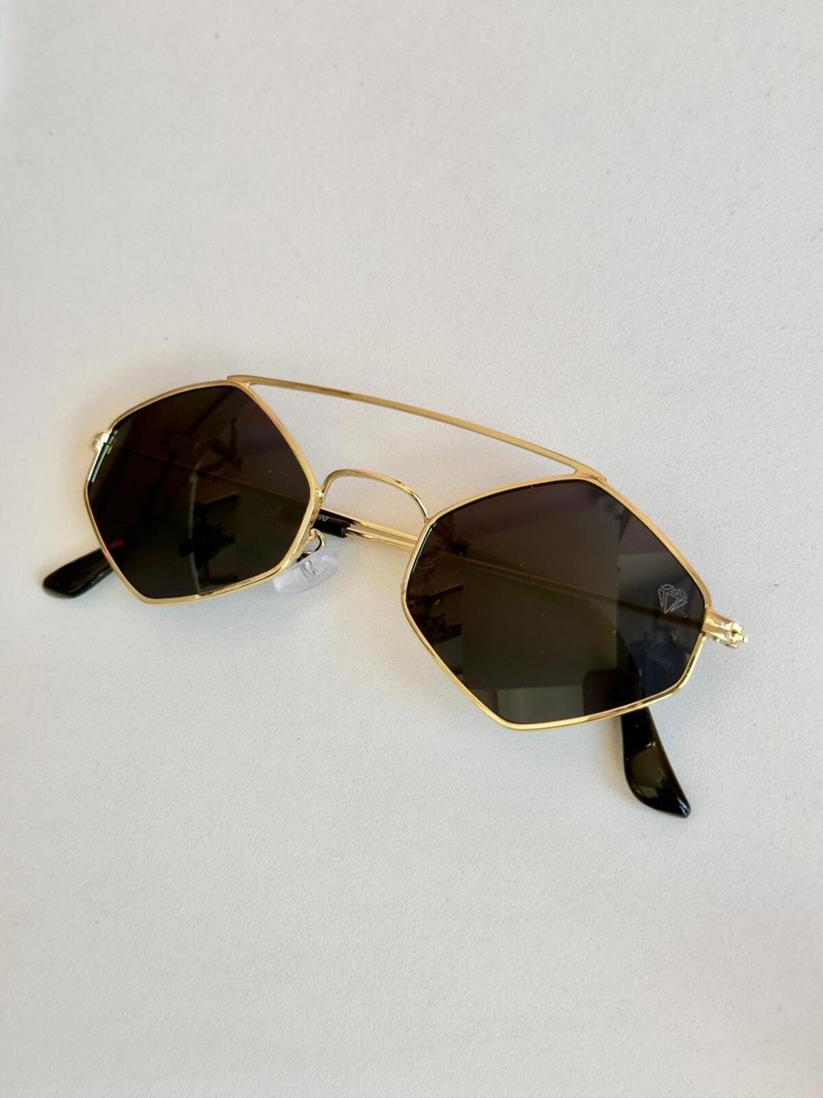 Óculos De Sol Geométrico Dourado 4 Brilho Na Pele Acessórios Óculos De Sol Geométrico Dourado - Imagem 4