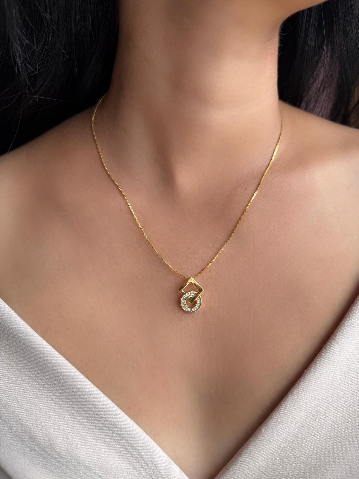 Colar One Piece Cravejado Dourado 3 Brilho Na Pele Acessórios Colar One Piece Cravejado Dourado - Imagem 3