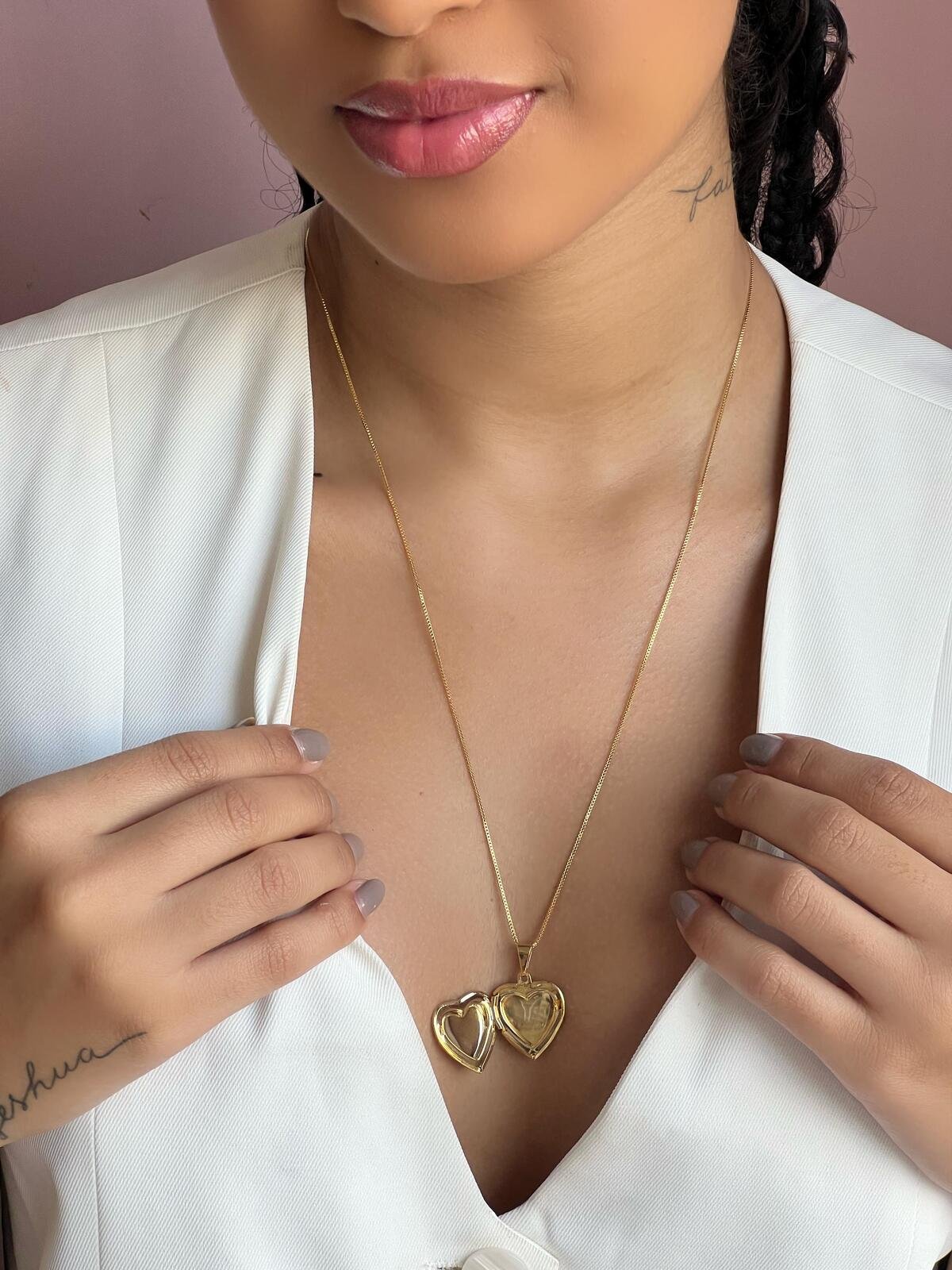 Colar Relicário Coração Amoroso Dourado 4 Brilho Na Pele Acessórios Colar Relicário Coração Amoroso Dourado - Imagem 4