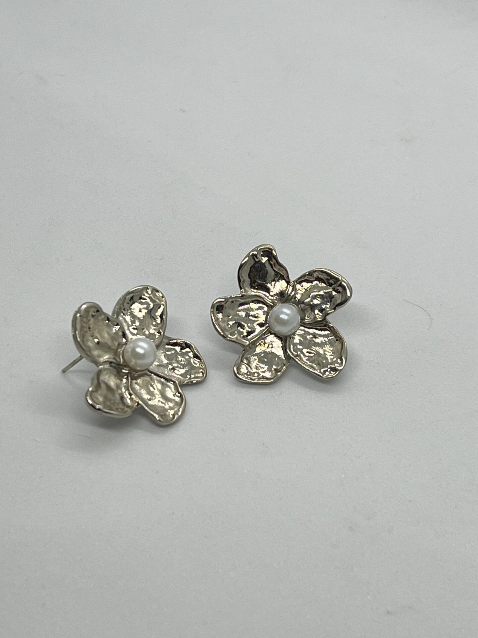 Brinco Flor Perola Niquel 2 Brilho Na Pele Acessórios Brinco Flor Perola Niquel - Imagem 2