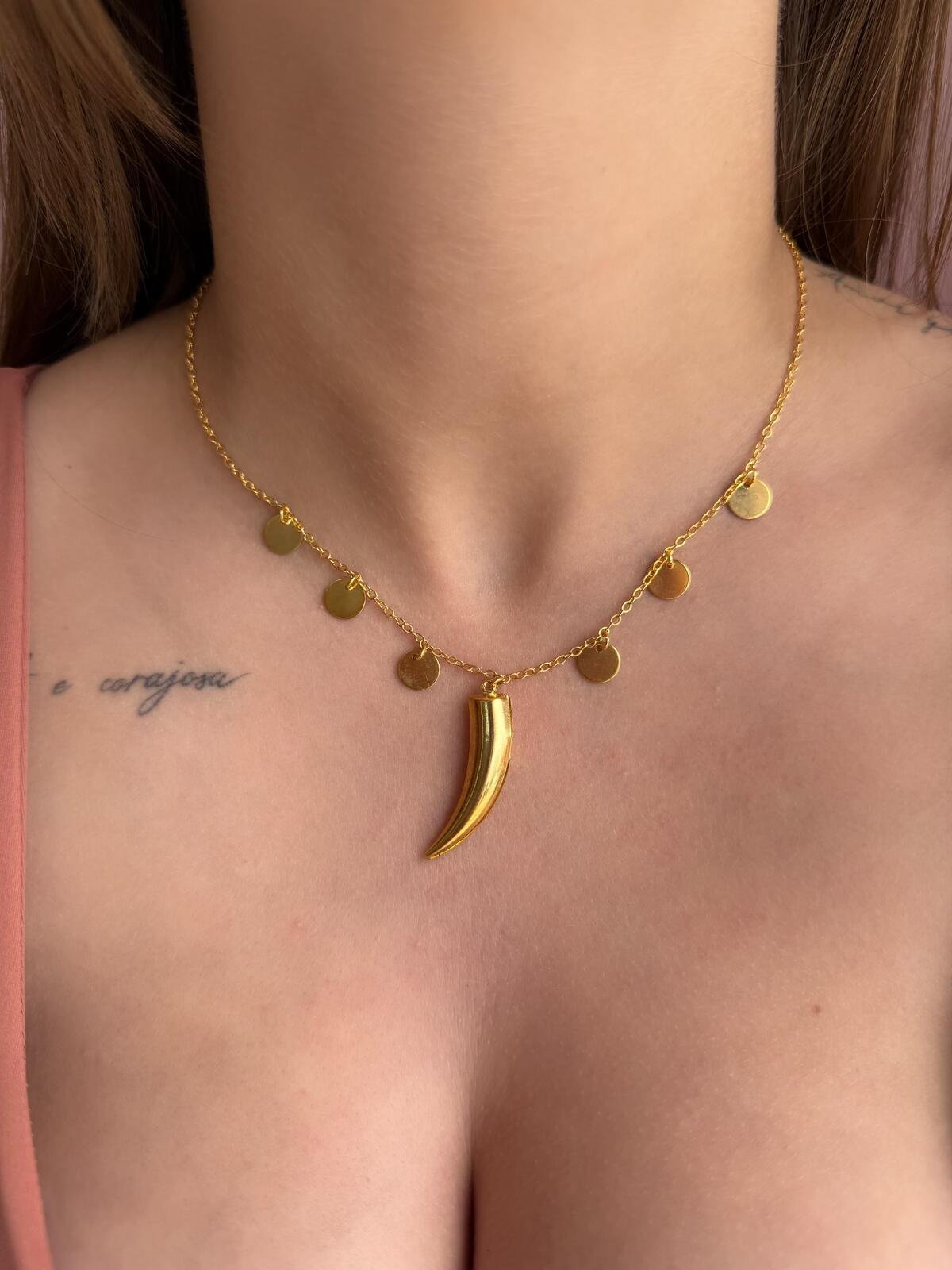 Colar Medalha Dente Dourado