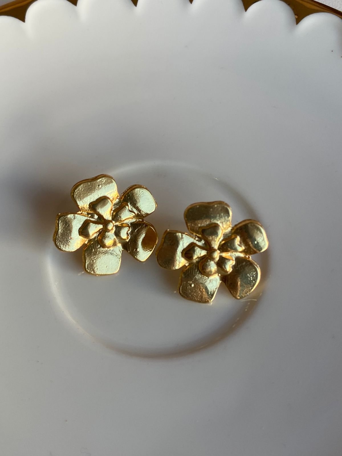 Brinco Flor Havaiana Dourado 2 Brilho Na Pele Acessórios Brinco Flor Havaiana Dourado - Imagem 2