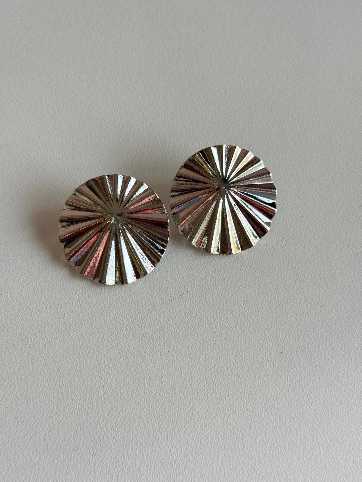 Brinco Redondo Texturizado Níquel 3 Brilho Na Pele Acessórios Brinco Redondo Texturizado Níquel - Imagem 3