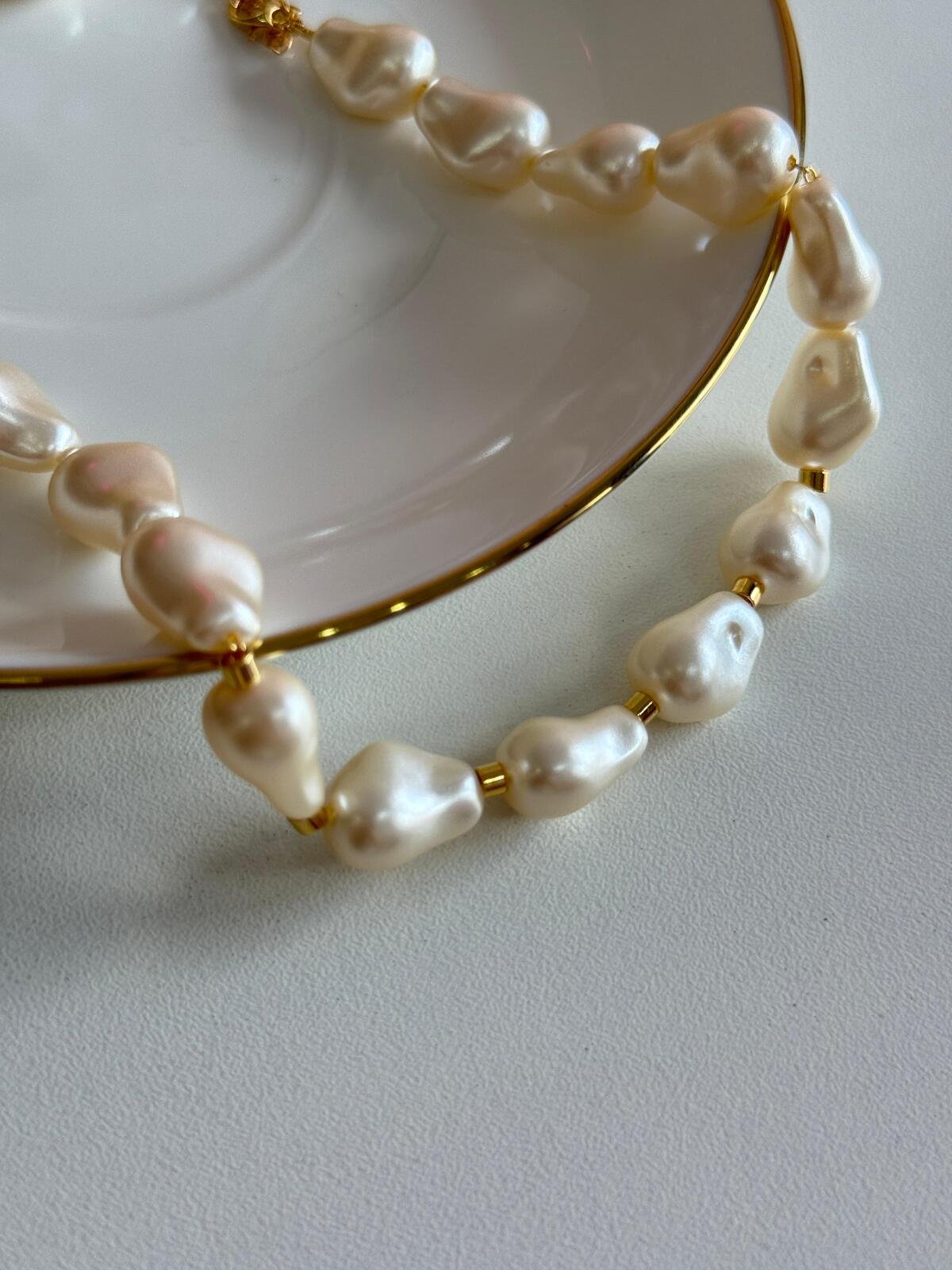 Choker Pérola Barroca Small com Entremeios Dourados - Imagem 3