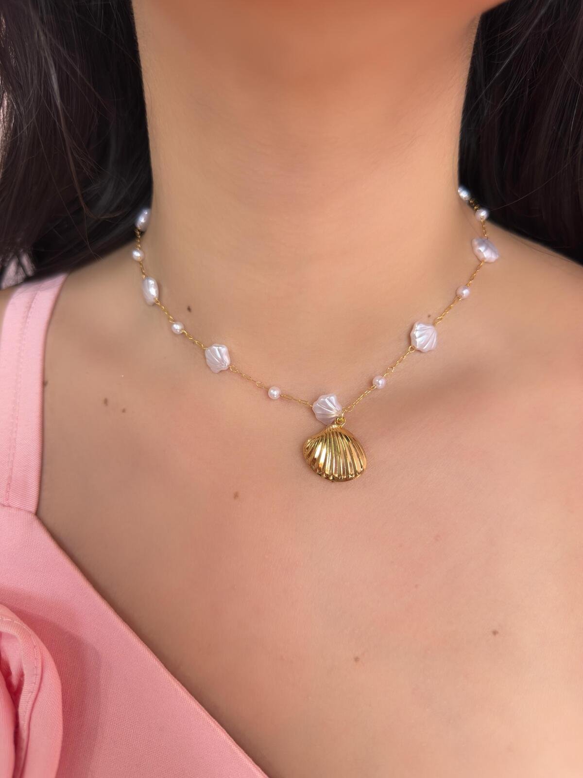 Choker Concha Charm Dourado 3 Brilho Na Pele Acessórios Choker Concha Charm Dourado - Imagem 3