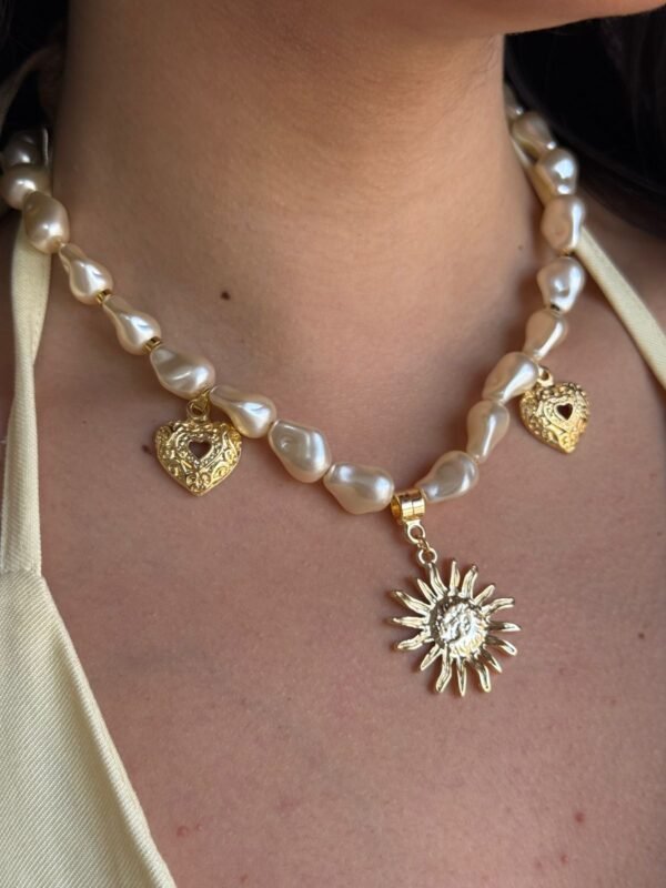 Colar Pérola Barroca Sol Charms Dourado