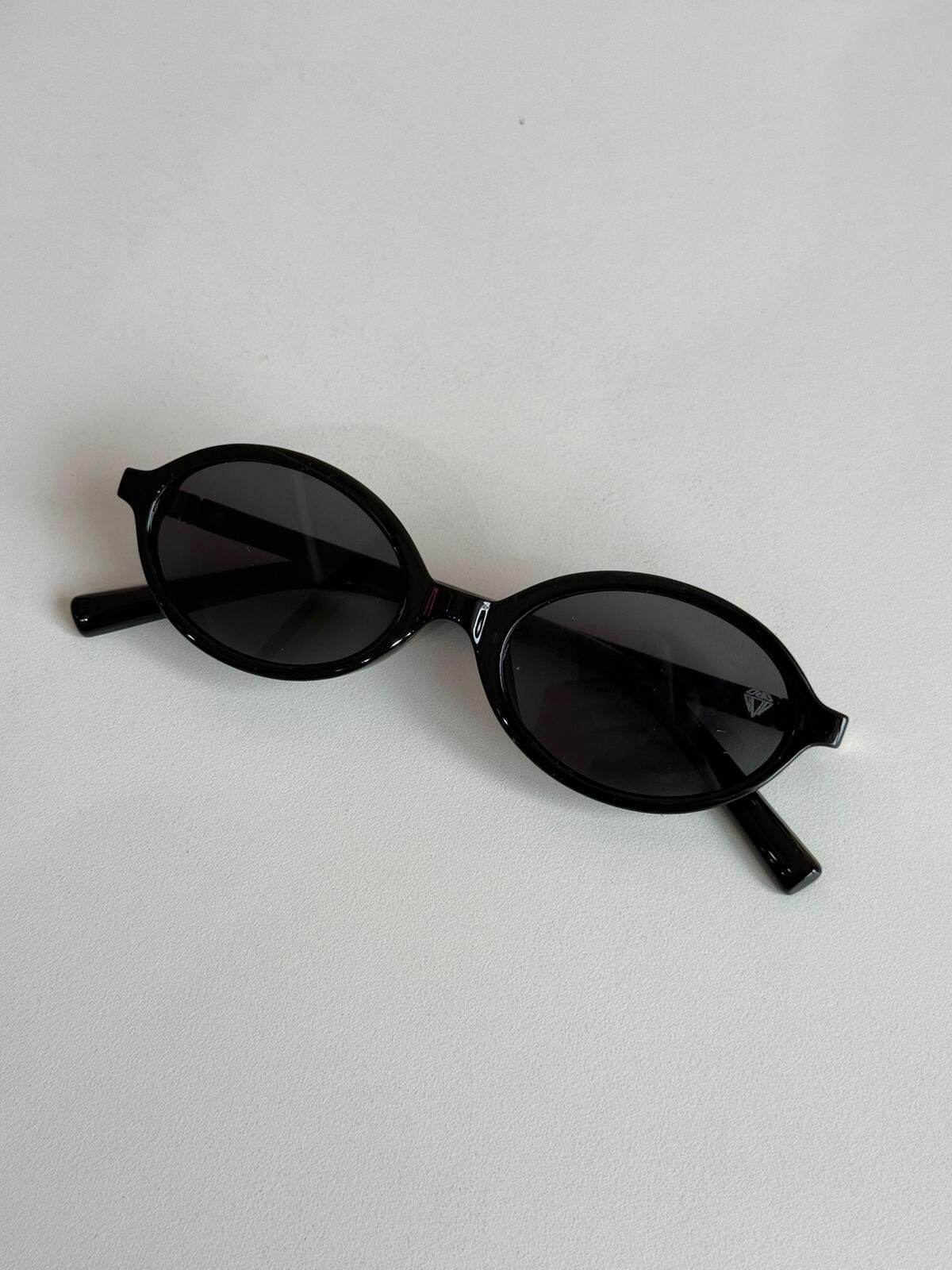 Óculos De Sol Oval Insp Miu Preto 4 Brilho Na Pele Acessórios Óculos De Sol Oval Insp Miu Preto - Imagem 4