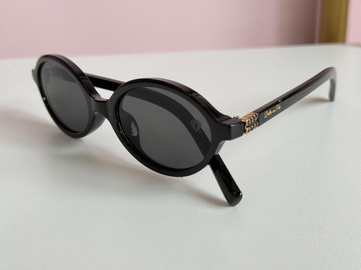 Óculos De Sol Oval Insp Miu Preto 3 Brilho Na Pele Acessórios Óculos De Sol Oval Insp Miu Preto - Imagem 3