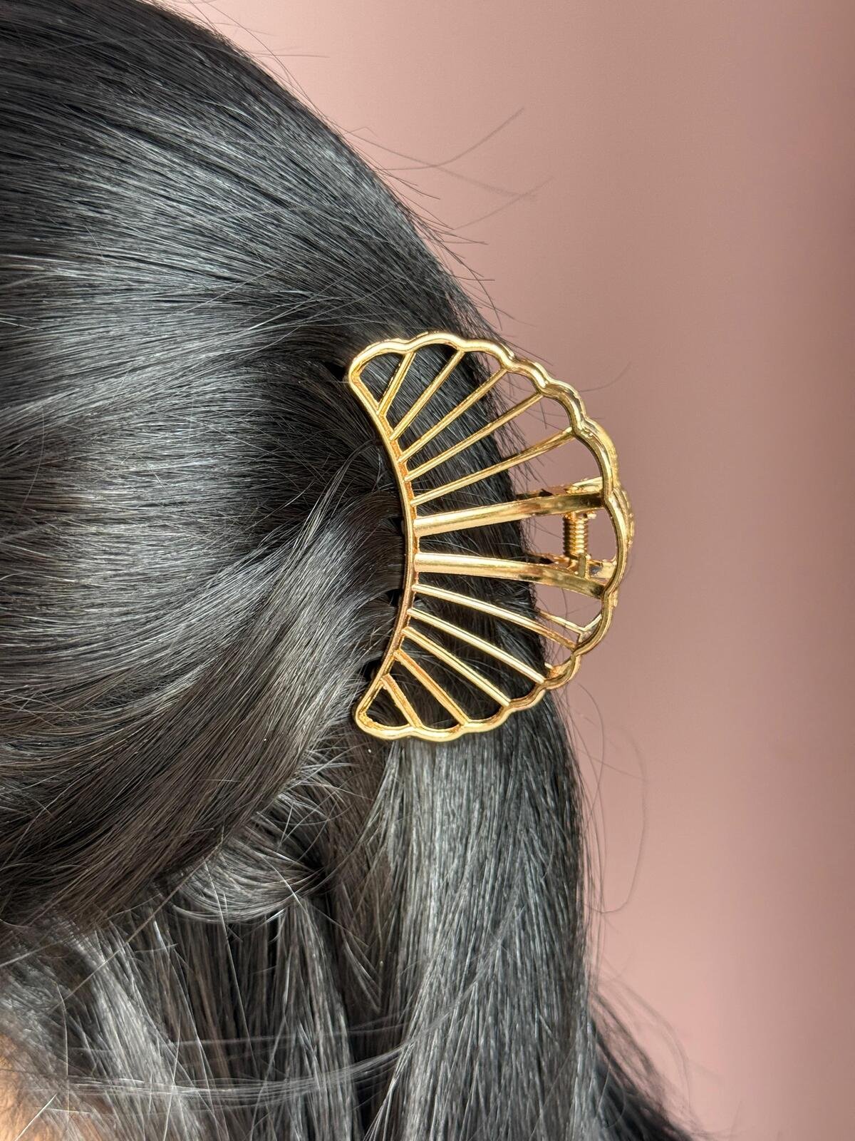 Presilha Concha Vazada Dourada 2 Brilho Na Pele Acessórios Presilha Concha Vazada Dourada - Imagem 2