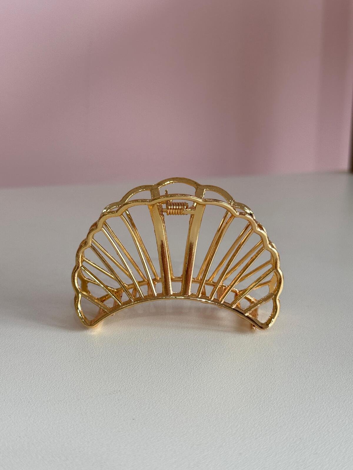 Presilha Concha Vazada Dourada 3 Brilho Na Pele Acessórios Presilha Concha Vazada Dourada - Imagem 3