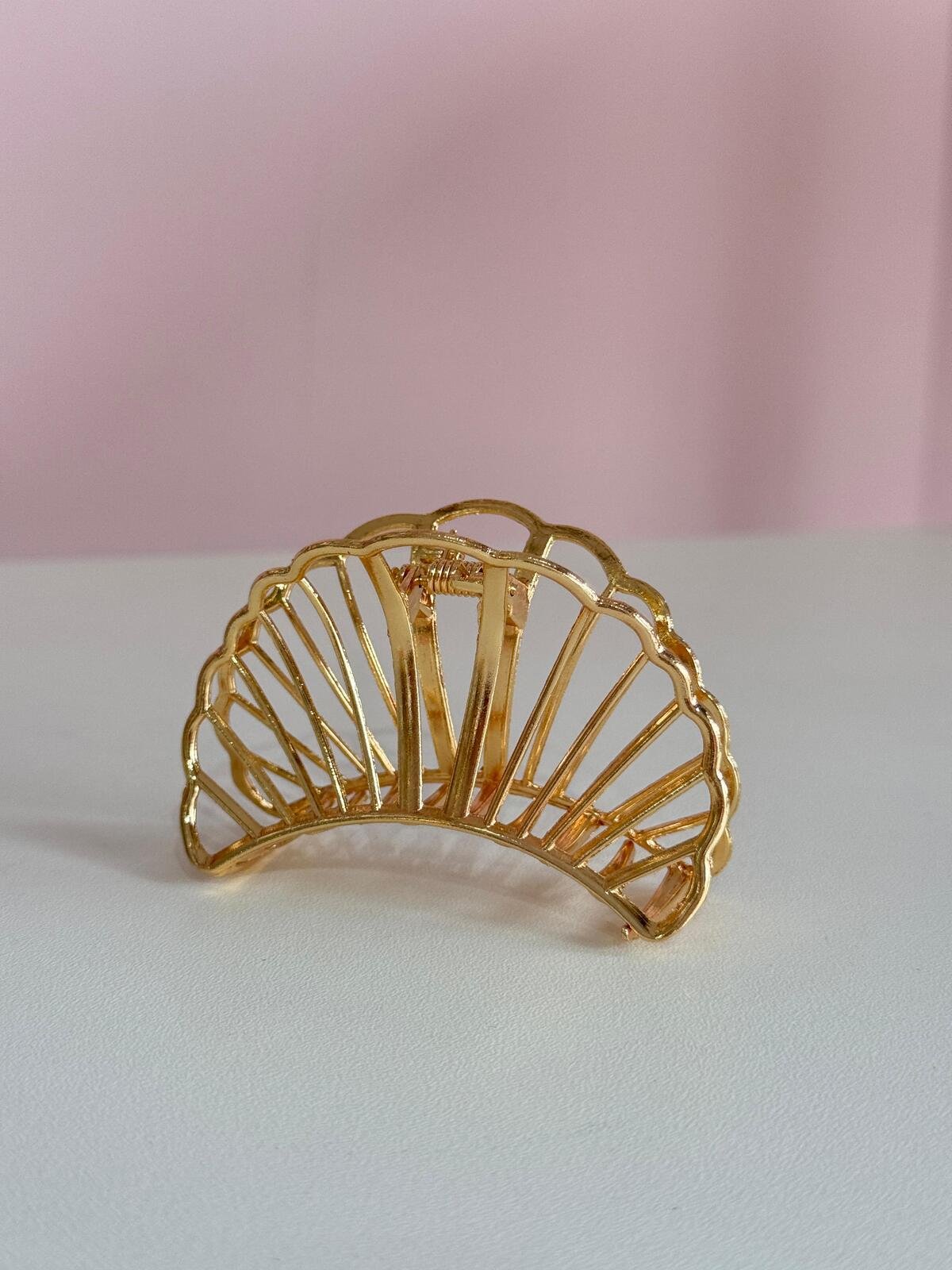 Presilha Concha Vazada Dourada 1 Brilho Na Pele Acessórios Presilha Concha Vazada Dourada