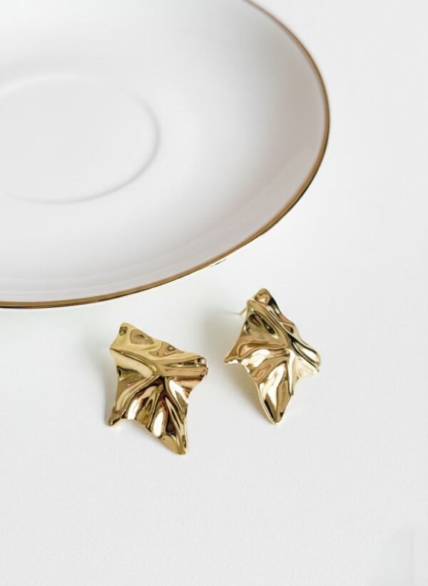 Brinco Prisma Martelado Dourado Aço