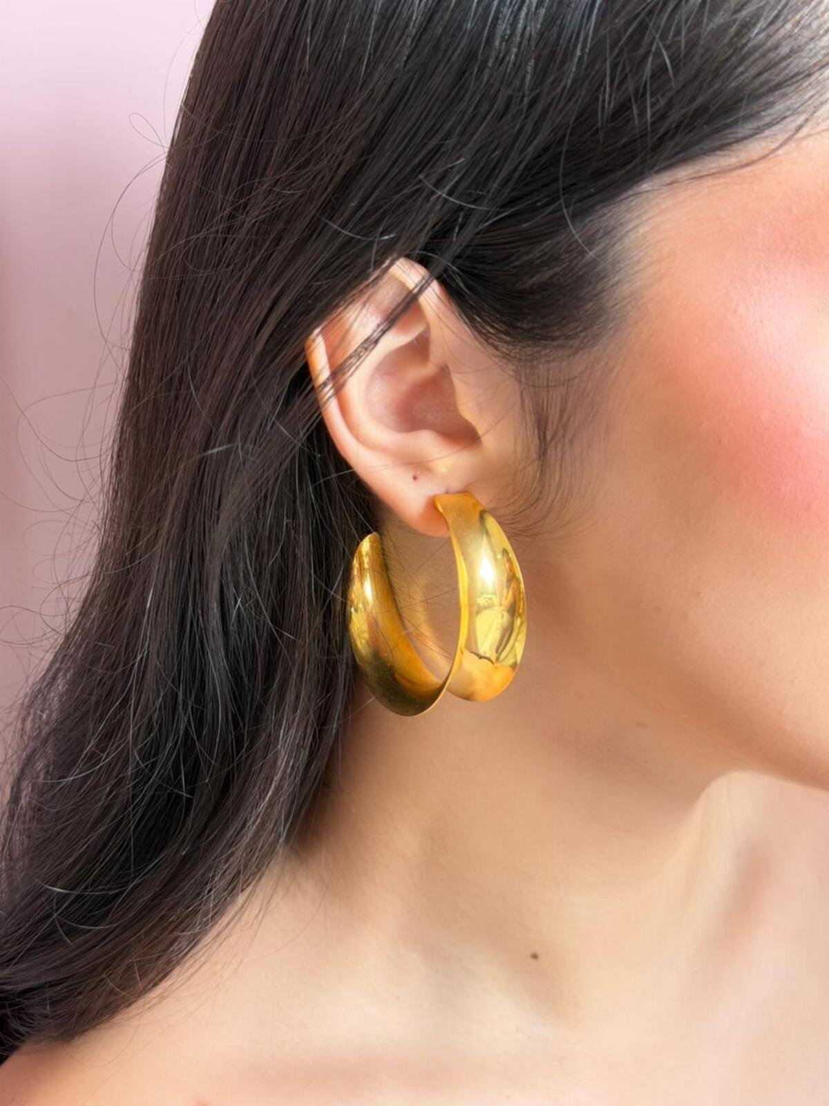 Brinco Argola Essencial Dourada 3 Brilho Na Pele Acessórios Brinco Argola Essencial Dourada - Imagem 3